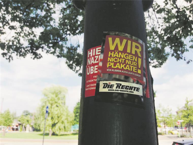 Aufkleber wie diese sind auch in Bremen-Nord verteilt worden. Drei Personen kommen aus der rechten Szene in Bremerhaven.