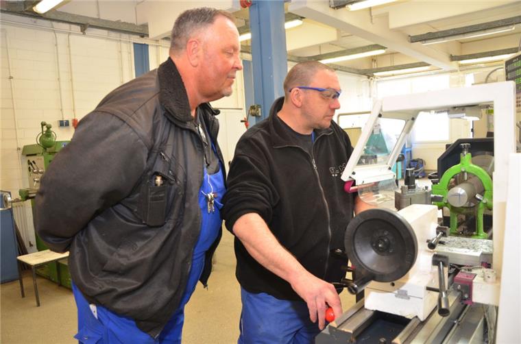 Aufmerksamkeit an der Maschine: Gruppenleiter Andreas Rohra und Jörg Berning bei der Arbeit in der EWW-Metallwerkstatt. 