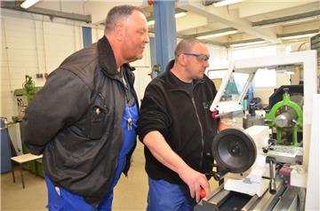 Aufmerksamkeit an der Maschine: Gruppenleiter Andreas Rohra und Jörg Berning bei der Arbeit in der EWW-Metallwerkstatt. 