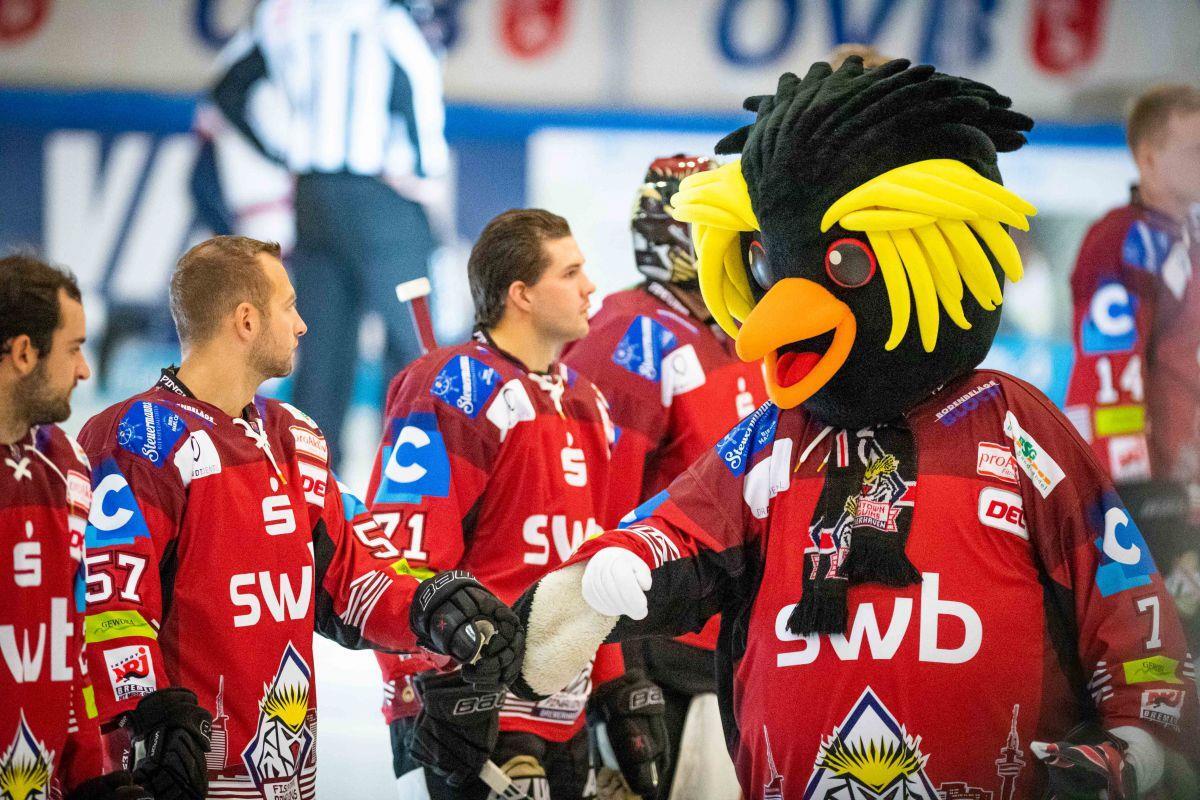 Aufmunterung von Maskottchen "Kralli": die Fischtown Pinguins heben am Freitagabend die Iserlohn Roosters zu Gast.