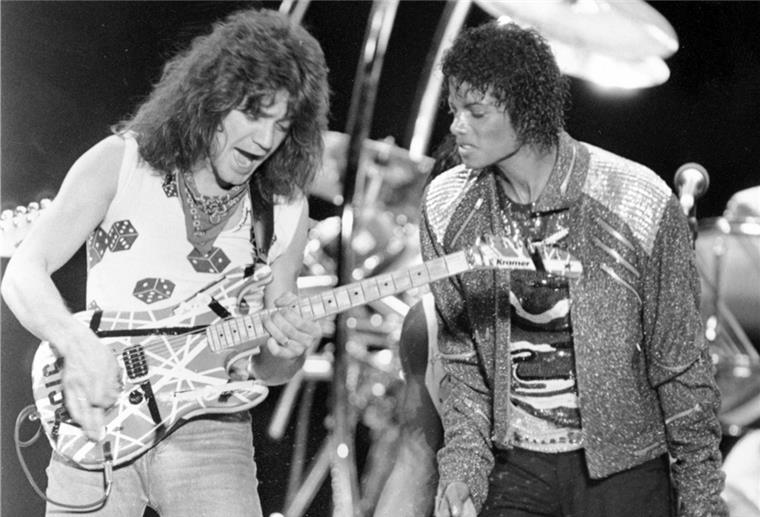 Gitarren-Legende Eddie van Halen ist tot Zwei Männer machen Musik, Gitarre.