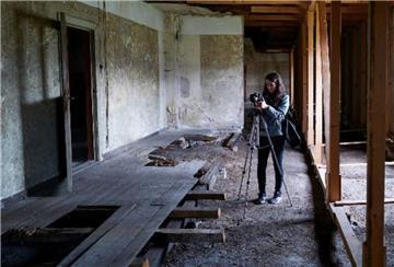 Aufnahmen an einem ungewöhnlichen Ort: Teilnehmer eines Fotokurses nehmen das Lager Sandbostel als historischen Ort in den Fokus.