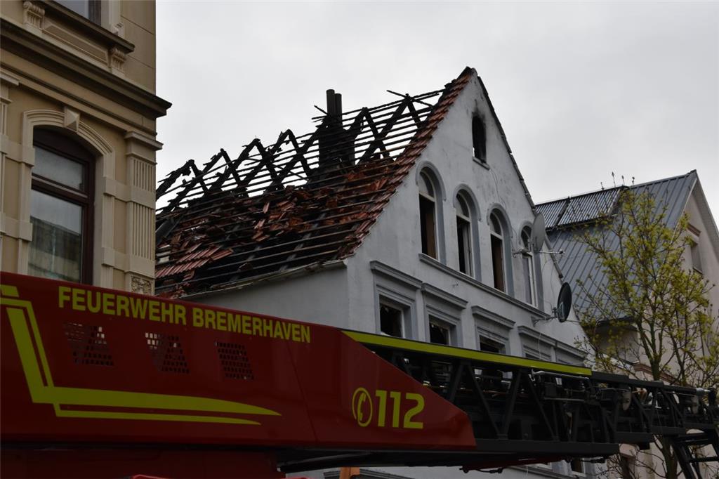 Aufräumarbeiten nach Brand in der Wülbernstraße. Vom Dach ist nicht mehr viel üb...
