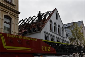 Aufräumarbeiten nach Brand in der Wülbernstraße. Vom Dach ist nicht mehr viel üb...