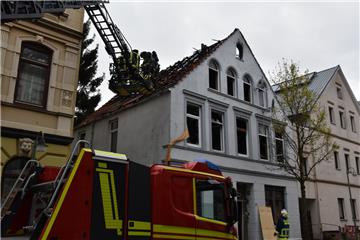 Aufräumarbeiten nach dem Brand in der Wülbernstraße.