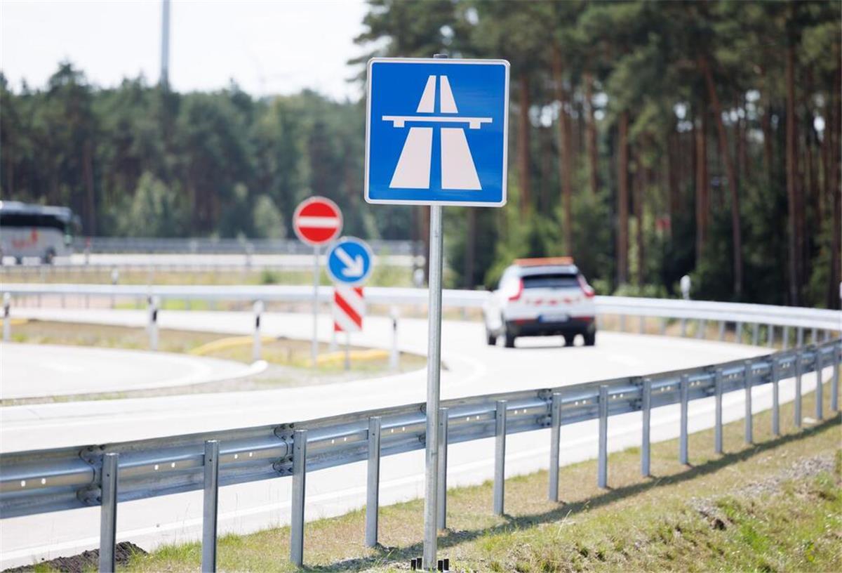 Autofahrer sammeln Geldscheine auf der A1 - und erleben eine böse Überraschung Ein Betriebsfahrzeug der Autobahn GmbH fährt symbolisch auf einer Auffahrt zur neuen A1-Anschlussstelle Rieste.