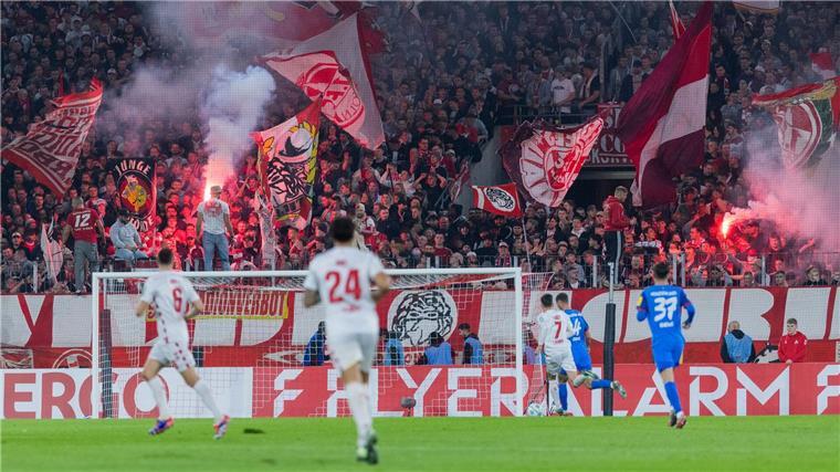 FC-Erfolg: Krisenclub wirft Erstligist Kiel aus dem Pokal Aufsteiger Kiel wird im Pokal zum Aufbaugegner für den 1. FC Köln.