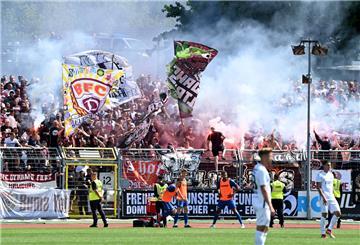Aufstiegsrunde zur 3. Liga: Das Rückspiel des VfB Oldenburg gegen den BFC Dynamo findet im Marschwegstadion in Oldenburg statt. Fans vom BFC Dynamo zünden Pyrotechnik auf den Tribünen im Stadion. 