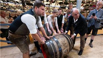 Auftakt zum Oktoberfest. Mitarbeiter bringen das Bierfass für den Anstich in das Festzelt.