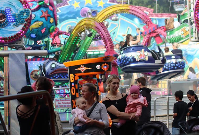 Auftakt zum Zevener Stadtzauber: Sonnenschein und milde Temperaturen ziehen am Freitag viele Besucher in die Fußgängerzone und in den benachbarten Stadtpark.