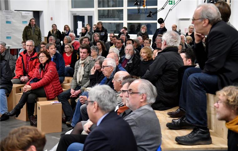 "Aufwind für Lehe und Mitte" hieß die Auftakt-Diskussion in der rappelvollen Alten Druckhalle der NZ. Wie sich Bremerhaven in 20 Jahren entwickeln soll, liegt den über 150 Bürgern am Herzen.