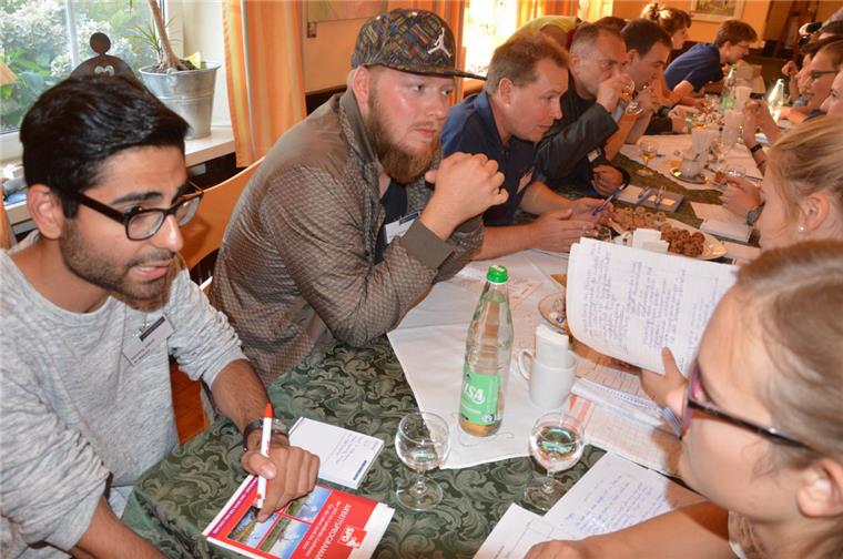 Auge in Auge sitzen sich Jugendliche und Kommunalpolitiker beim politischen Speed-Dating der Nordsee-Zeitung gegenüber.