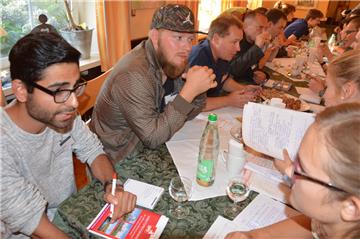 Auge in Auge sitzen sich Jugendliche und Kommunalpolitiker beim politischen Speed-Dating der Nordsee-Zeitung gegenüber.