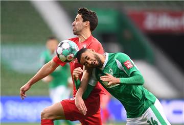 Augen zu und durch: Bremens Jean-Manuel Mbom (rechts) versucht sich gegen Augsburgs Rani Khedira durchzusetzen.