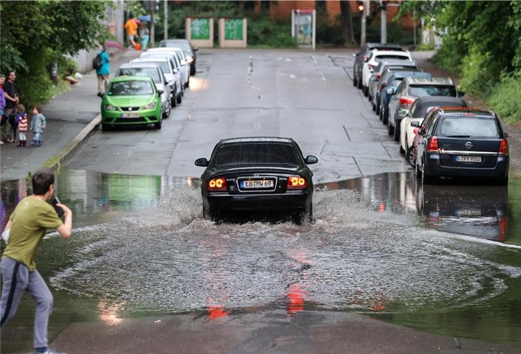 Vorsicht: Unterführung unter Wasser Augen zu und mit dem Auto durch? Das ist keine so gute Idee. Bei überfluteten Unterführungen oder Straßen, bei denen sich die Tiefe des Wassers nicht sicher abschätzen lässt, rät der ADAC: Auf jeden Fall anhalten, wenden und einen Umweg suchen.