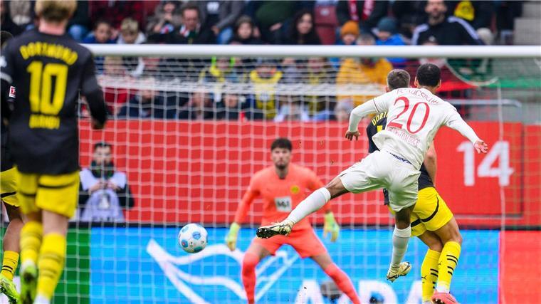 Augsburgs Alexis Claude-Maurice (r) beim erfolgreichen Torschuss zum 1:1.