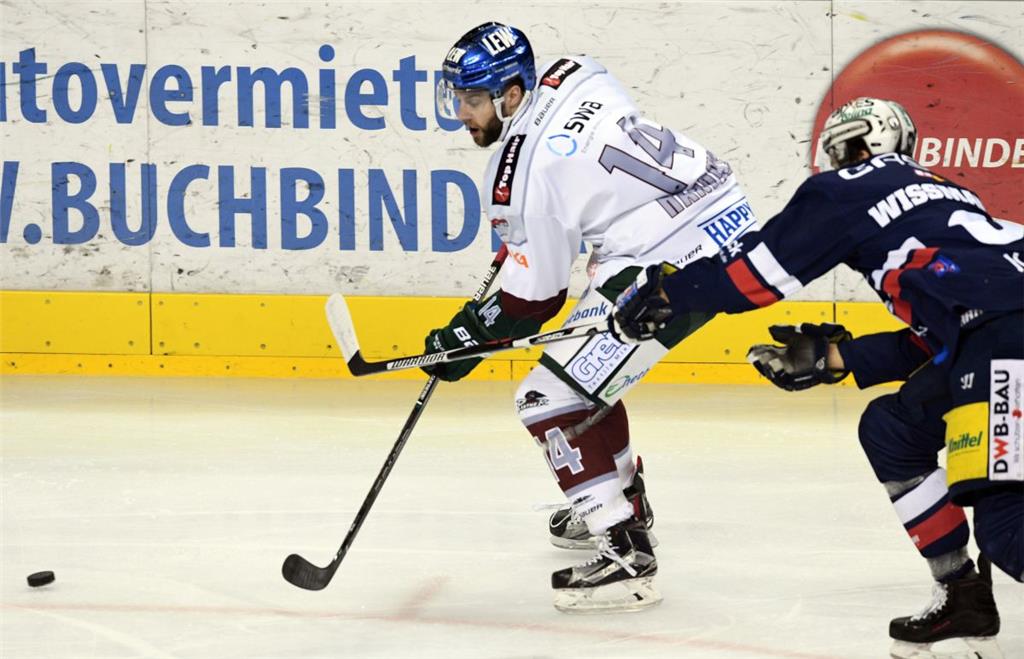 Augsburgs Ben Hanowski läuft Kai Wissmann an der Bande auf und davon. Foto: Soer...