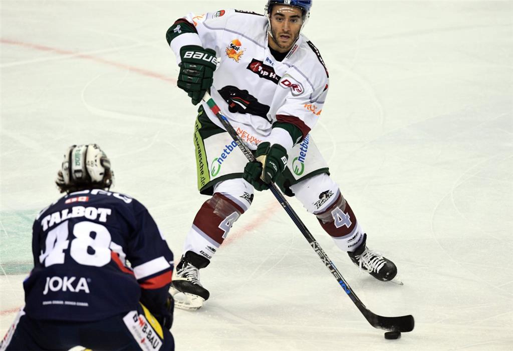 Augsburgs Mark Cundari führt die Scheibe. Seine Panther gewinnen bei den Eisbäre...