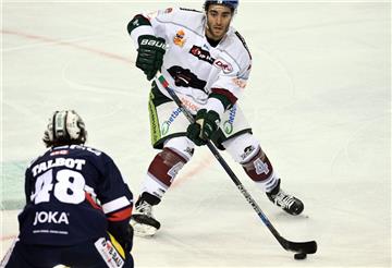 Augsburgs Mark Cundari führt die Scheibe. Seine Panther gewinnen bei den Eisbäre...