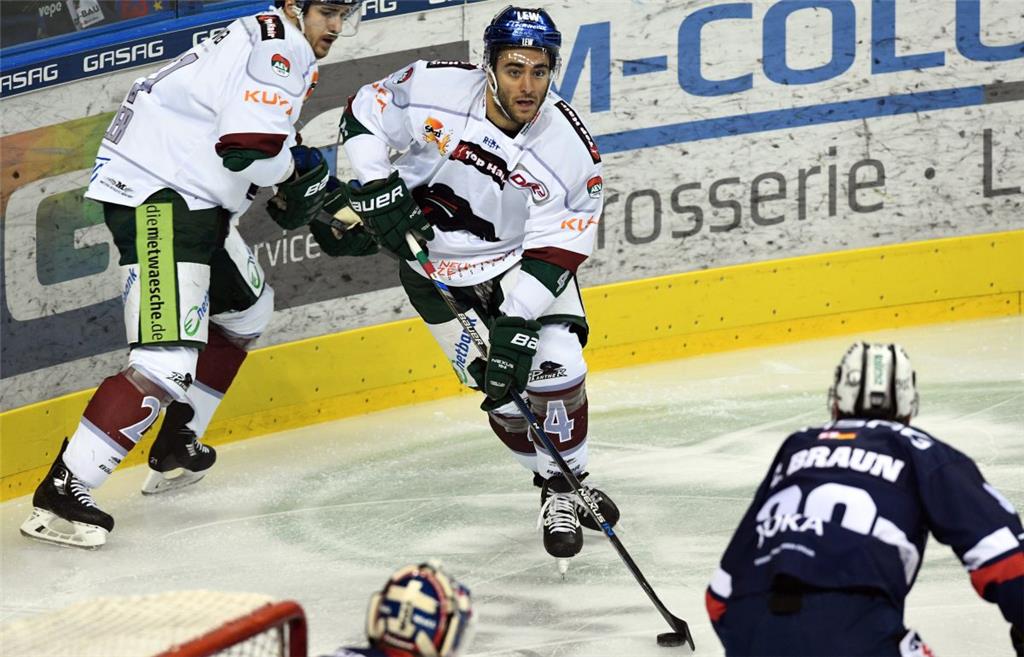 Augsburgs Mark Cundari tankt sich durch zum Tor. Die Panther gewinnen mit 2:0. F...