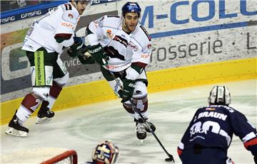 Augsburgs Mark Cundari tankt sich durch zum Tor. Die Panther gewinnen mit 2:0. F...