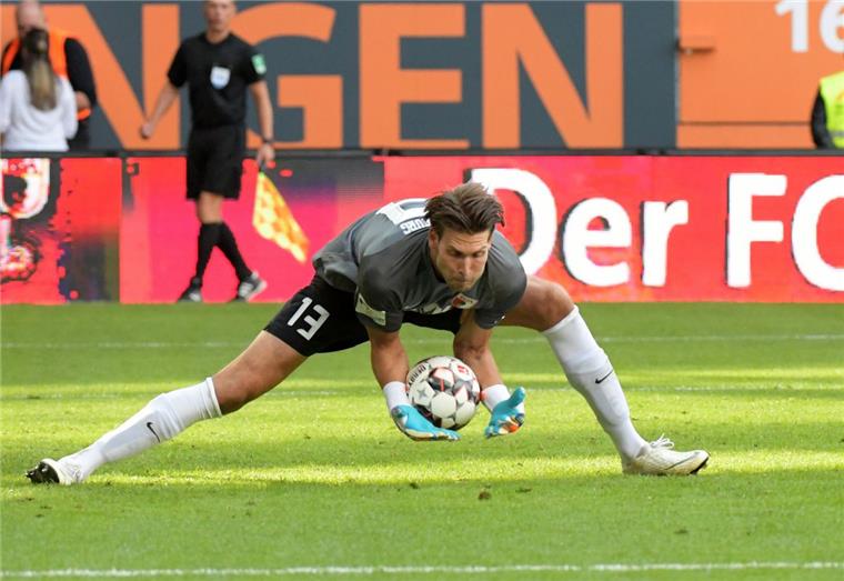 Werder jubelt dank Augsburger Torhüter Augsburgs Torwart Fabian Giefer rutscht vor dem 2:3 der Ball durch die Hände.