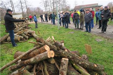 Auktionator Dirks Warns schwang die Suppenkelle und versteigerte die Holzstapel. 