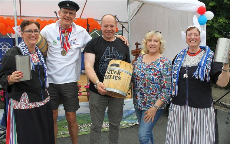 Auktionator Ralph Paulsen und seine beiden Meisjes gratulieren Marek und Gaby Quistek aus Dortmund. Das Ehepaar zahlte in Zeven 561 Euro für den Fisch.