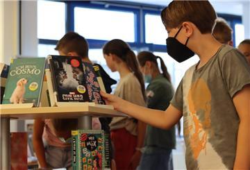 Aus 100 Neuerscheinungen können die Julius-Club-Teilnehmer in Tarmstedt wählen. Die Bücher stehen den Mädchen und Jungen in den kommenden Wochen exklusiv zur Verfügung. 
