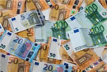 Mehrere Geldscheine liegen auf einem Tisch. Aus dem Klimageld in Höhe von bis zu 300 Euro pro Person wird nun wohl doch nichts. 