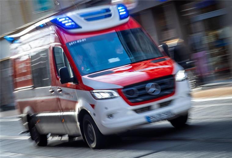 Ein Rettungswagen ist mit Blaulicht im Einsatz