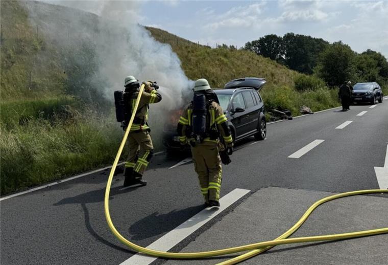 Aus bislang unbekannter Ursache geriet ein Volkswagen auf der Cherbourger Straße in Brand. 