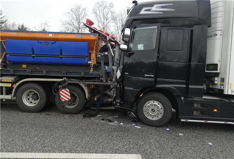  Ein Sattelzug ist auf ein Baustellenfahrzeug aufgefahren.