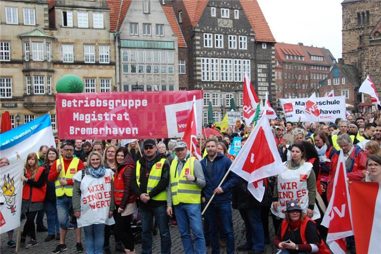 Warnstreik in Bremen: 3500 Beschäftigte fordern mehr Gehalt und Wertschätzung Aus Bremerhaven kamen rund 550 Streikende nach Bremen.