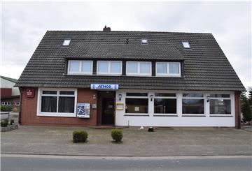 Aus dem früheren Kaiserhof auf der Burhaver Straße ist das griechische Restaurant Athos geworden. Zurzeit darf es nur Essen zum Mitnehmen anbieten.