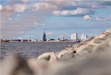 Blick von der Weserseite auf Bremerhaven.