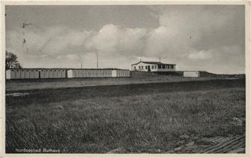 Aus dem Jahr 1955 stammt die Postkarte, auf der die Umkleiden am Burhaver Strand abgebildet sind.