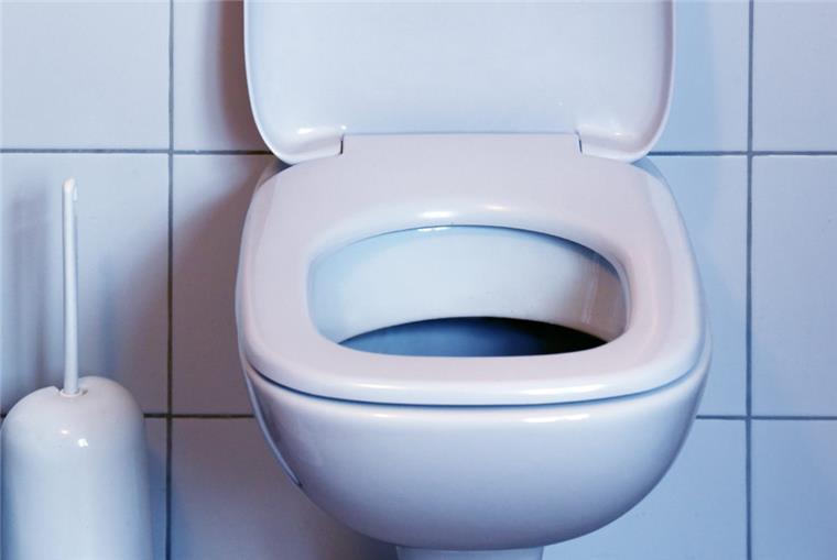 Aus dem obersten Geschoss eines Mehrfamilienhauses war das Wasser aus einem neu installierten Toilettenanschluss über sämtliche Etagen bis in den Keller gelaufen war.