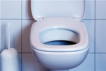 Aus dem obersten Geschoss eines Mehrfamilienhauses war das Wasser aus einem neu installierten Toilettenanschluss über sämtliche Etagen bis in den Keller gelaufen war.