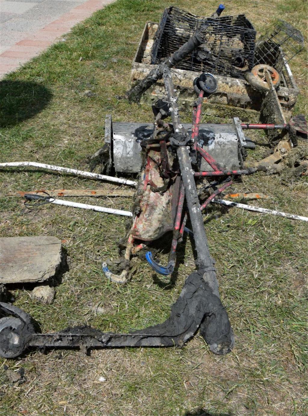Aus dem schlamm gefischt: Roller, Kinderwagen, Vogelkäfig und Grill. Foto: Rabbe...