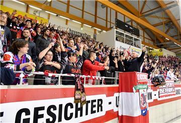 Aus dem Stehplatz-Block heraus wird bei den Spielen der Fischtown Pinguins die Stimmung angeheizt. Auf dem Podest: "Capo" Björn Trede als Vorsänger.