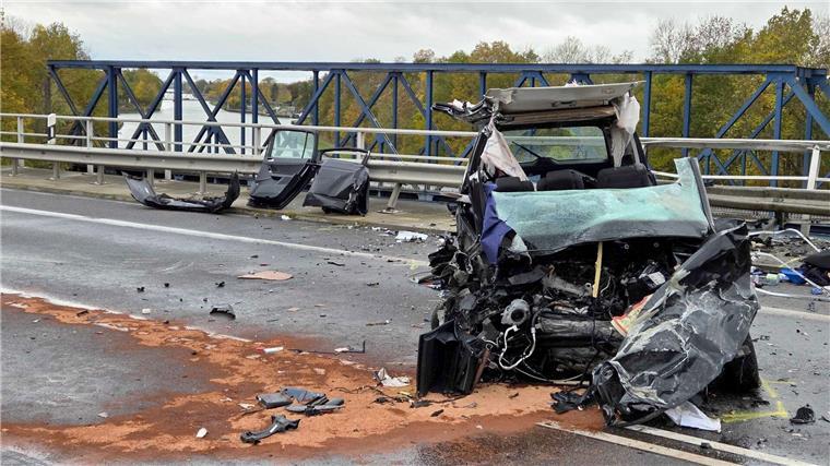 Aus dem Wrack wurden ein 53-jähriger Mann und eine 47-jährige Frau aus Hamburg geborgen. (Archivbild)