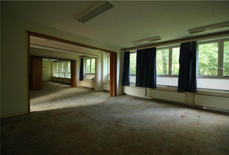 Aus den großen Klassenräumen im Anbau sollen auch Wohnungen werden. Die Decken sind hier 3,80 Meter hoch.