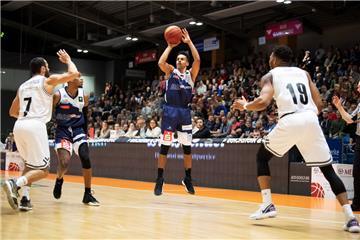 Aus der Distanz waren die Eisbären in Jena brandgefährlich. In dieser Szene feuert Anthony Canty einen Dreier ab.