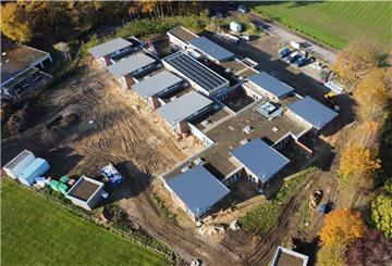 Aus der Luft wird die Größe des Projekts deutlich: Die neue Kita in Bexhövede bietet auf 1500 Quadratmetern Platz für 130 Kinder.