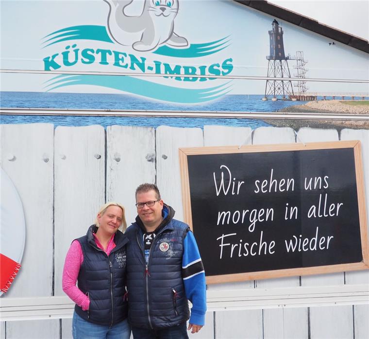 Schweizer eröffnet Imbiss an der Wurster Nordseeküste Aus der Schweiz an die Nordseeküste: Brigitte und Sacha Kunz haben den Imbiss in Dorum-Neufeld übernommen.