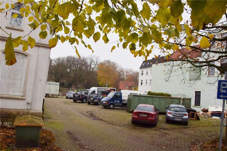 Aus diesem unansehnlichen Parkplatz in der Blexer Ortsmitte soll bis Ende kommenden Jahres ein attraktiver Dorfplatz werden, der zum Verweilen einlädt.