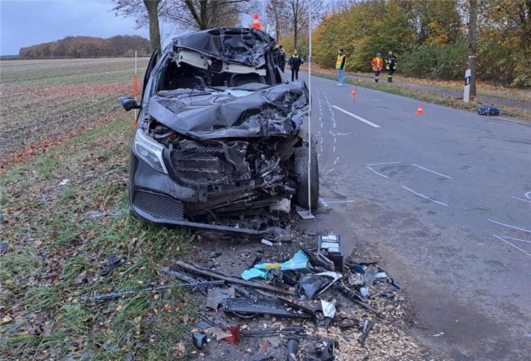 Überholvorgang geht schief: Autofahrer eingeklemmt und schwer verletzt Aus diesem Wrack musste die Feuerwehr den schwer verletzten Fahrer befreien.