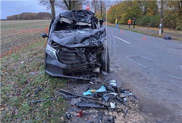 Aus diesem Wrack musste die Feuerwehr den schwer verletzten Fahrer befreien.