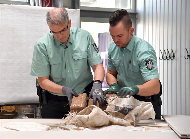 Aus einem Hohlraum in einem Container mit Rigipsplatten beförderten Zollfahnder im September vergangenen Jahres  1,1, Tonnen Kokain zutage. Die Szene wurde bei der Jahrespressekonferenz des Zolls im Überseehafen nachgestellt. Foto Scheschonka